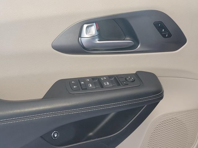 Used 2023 Chrysler Pacifica Touring-L FWD image 7