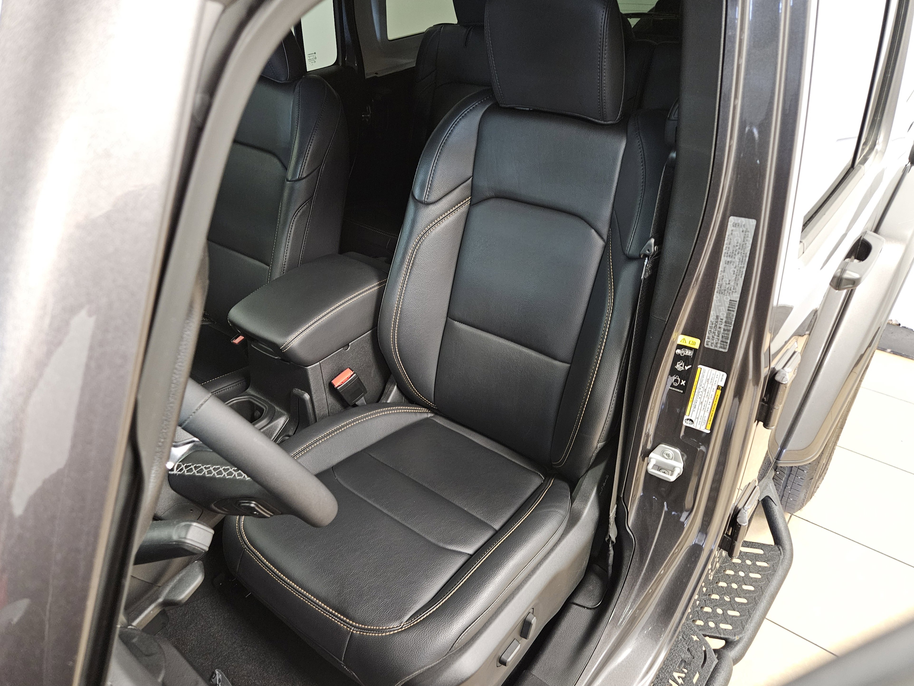 Used 2025 Jeep Wrangler Sahara AWD/4WD image 28