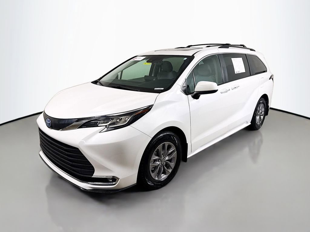 Certified 2022 Toyota Sienna XLE FWD image 3