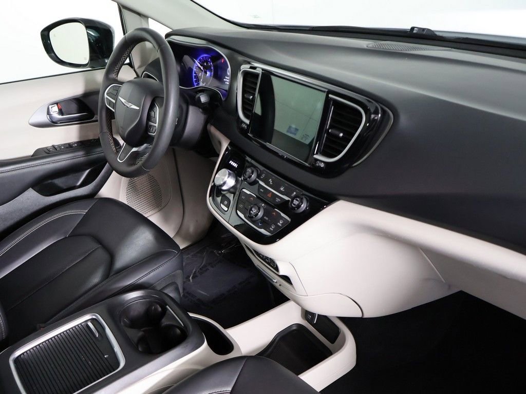 Used 2024 Chrysler Pacifica Touring-L FWD image 28