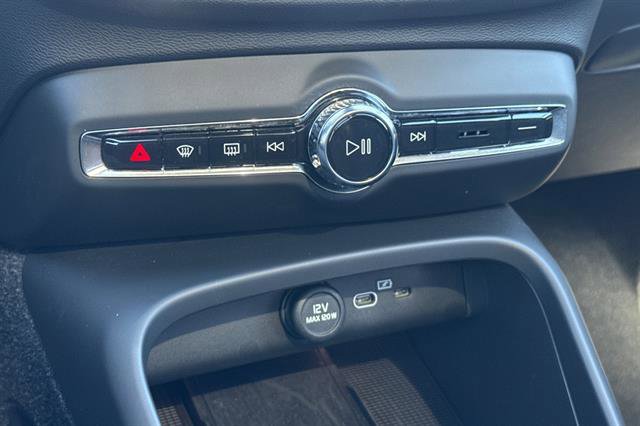 Certified 2025 Volvo XC40 B5 Core AWD/4WD image 23