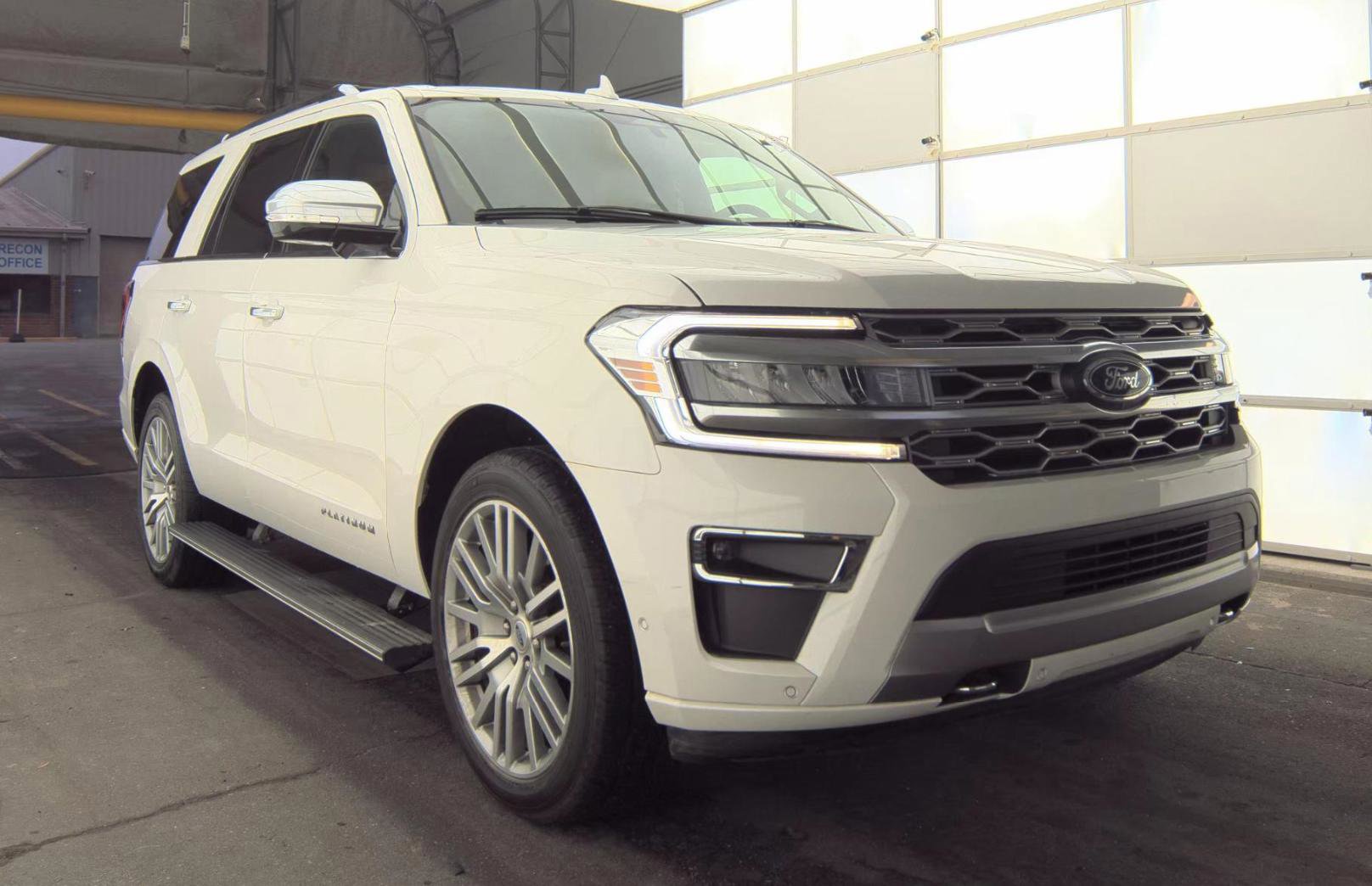 Used 2022 Ford Expedition Platinum image 3