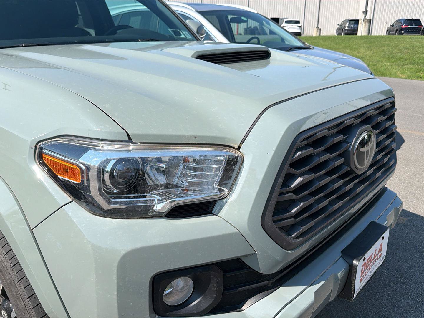 Used 2022 Toyota Tacoma TRD Sport w/ Technology Package AWD/4WD image 4