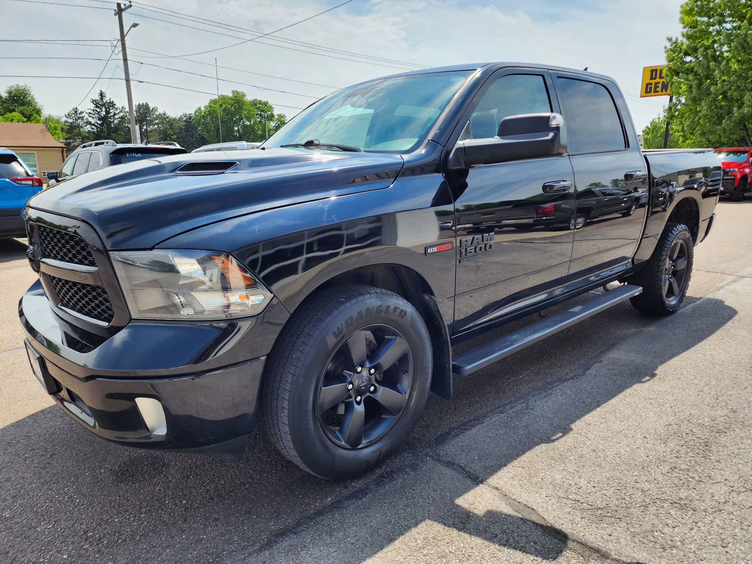 Used 2019 RAM 1500 Classic SLT w/ Black Appearance Group AWD/4WD image 4