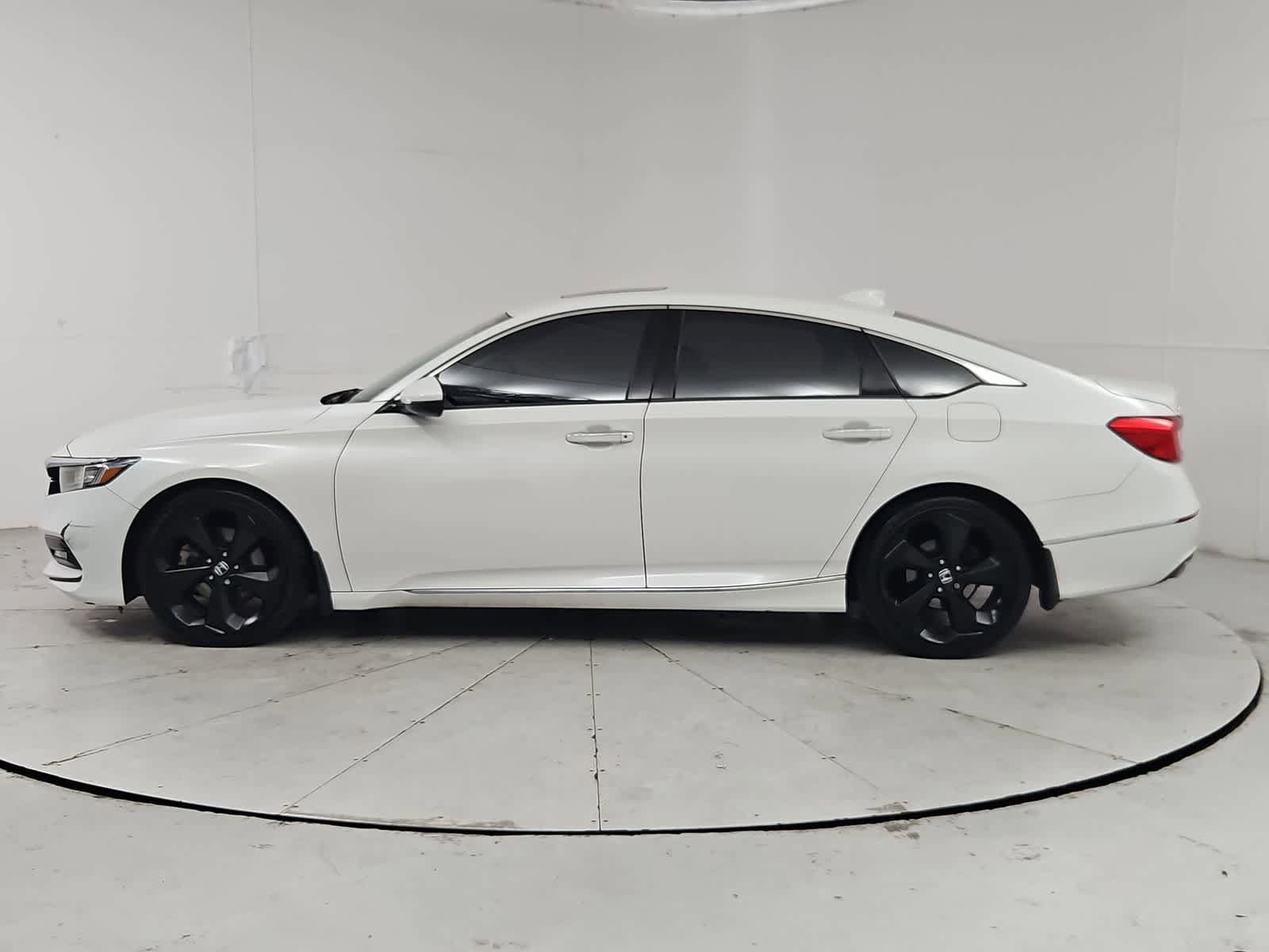 Used 2018 Honda Accord Touring image 3