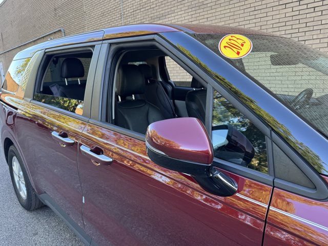 Used 2023 Kia Carnival LX FWD image 6