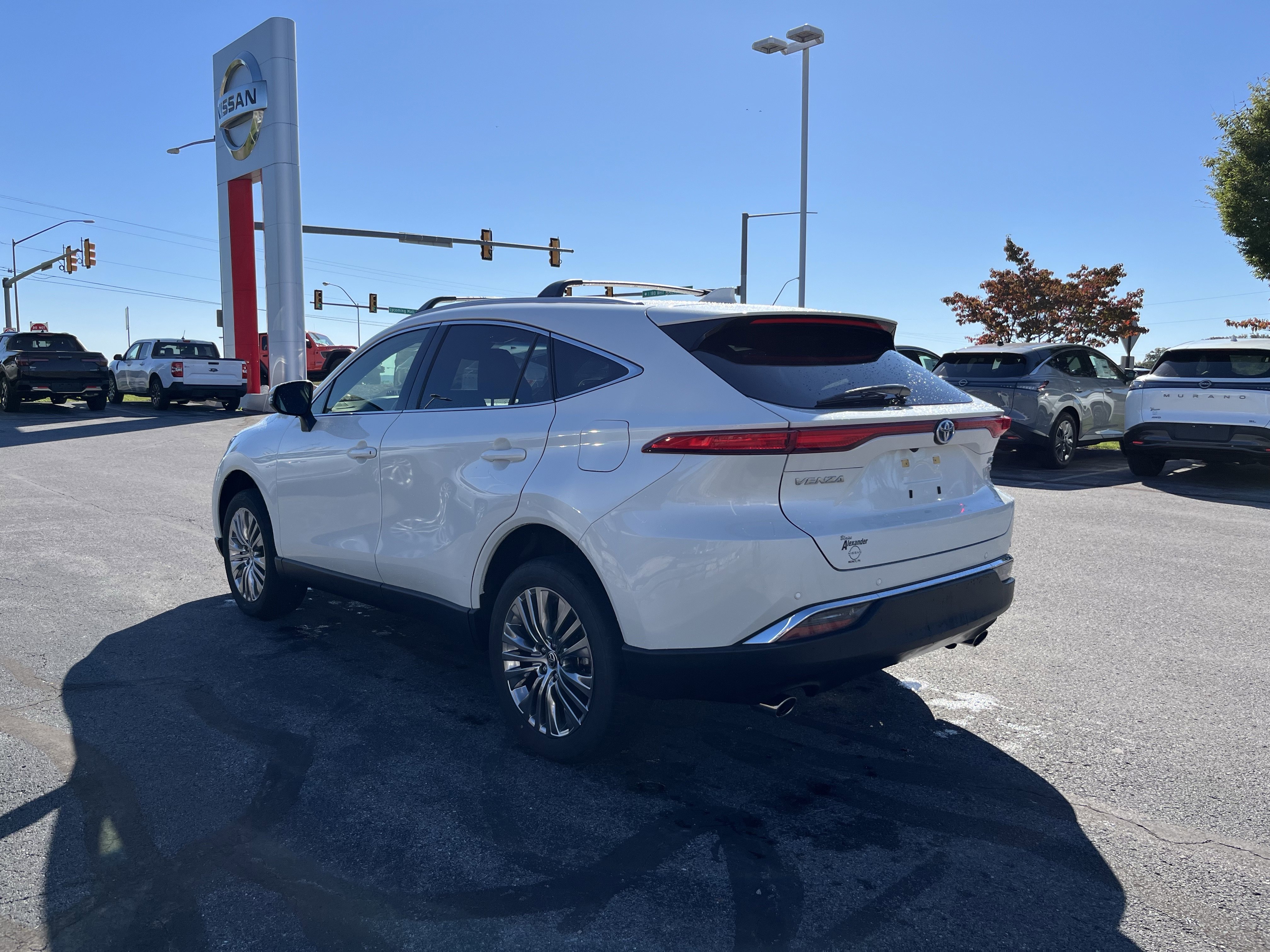 Used 2022 Toyota Venza XLE image 7