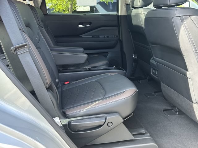 Certified 2025 Nissan Pathfinder Platinum FWD image 17