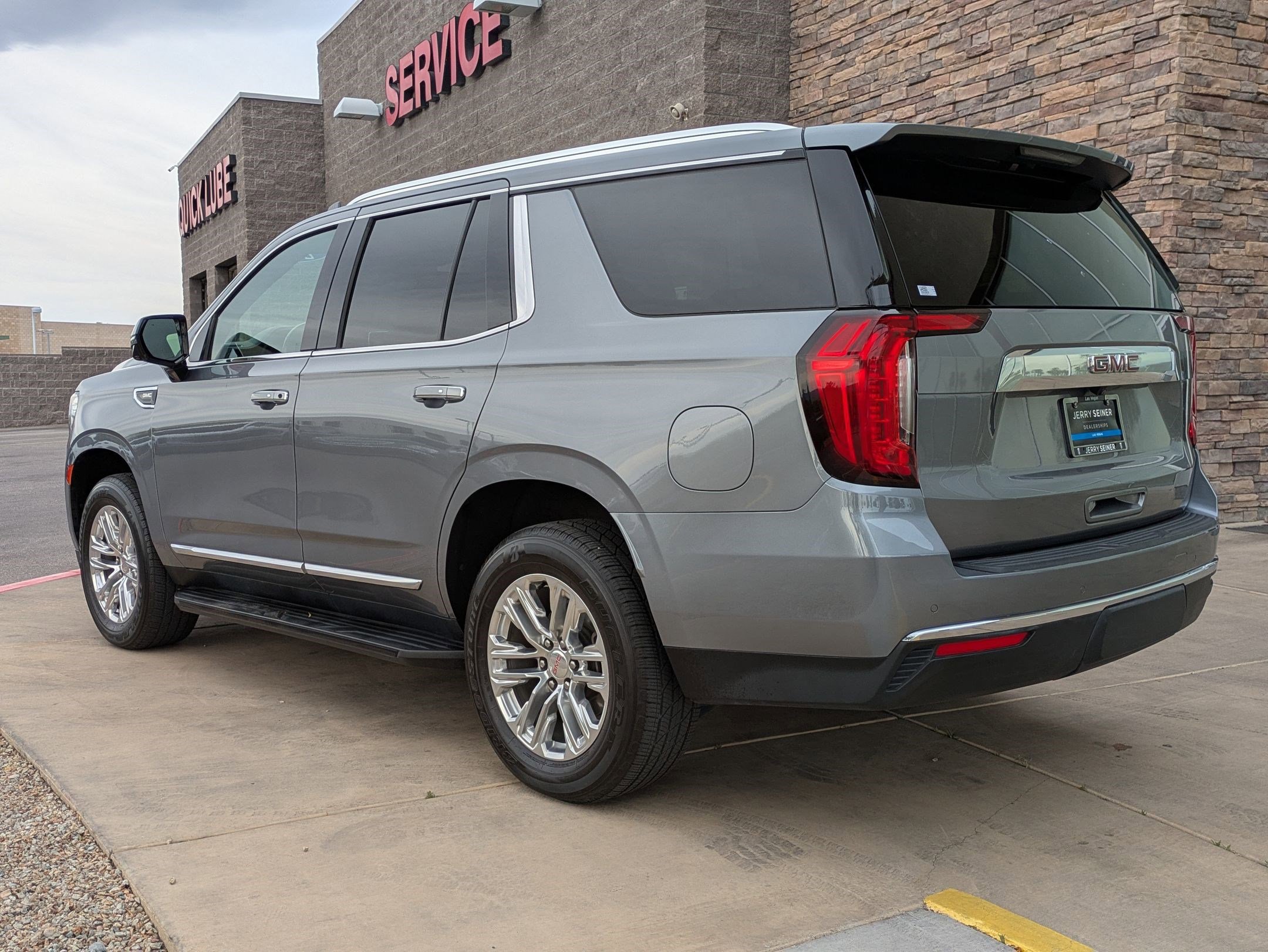 Used 2021 GMC Yukon SLT w/ SLT Luxury Plus Package AWD/4WD image 3
