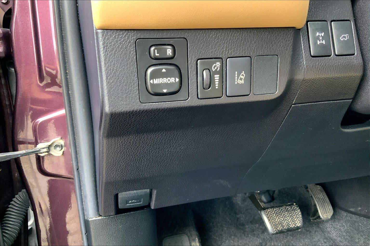 Used 2017 Toyota RAV4 XLE AWD/4WD image 37