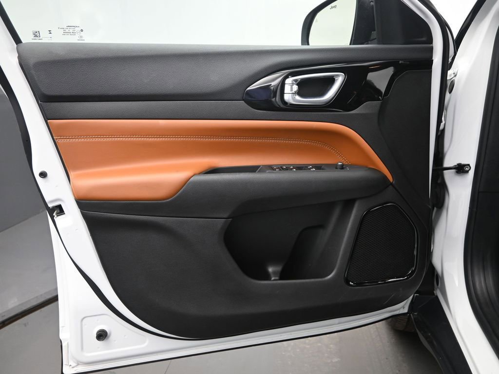 Used 2025 Jeep Compass Limited image 12