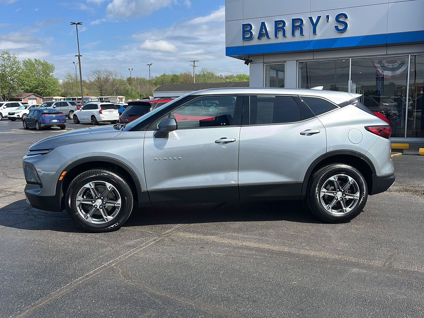 Used 2025 Chevrolet Blazer LT FWD image 2