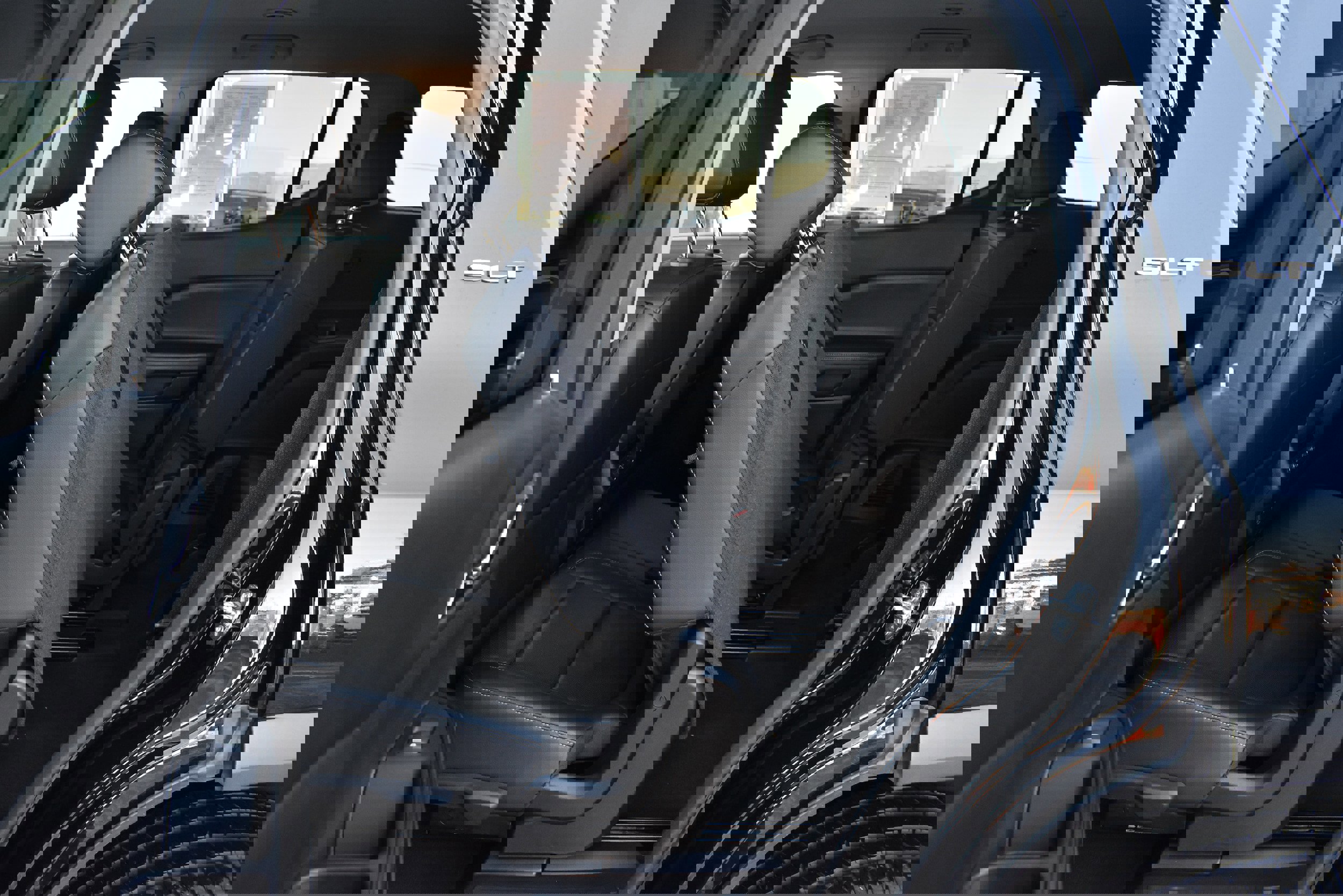 Used 2023 GMC Acadia SLT image 18