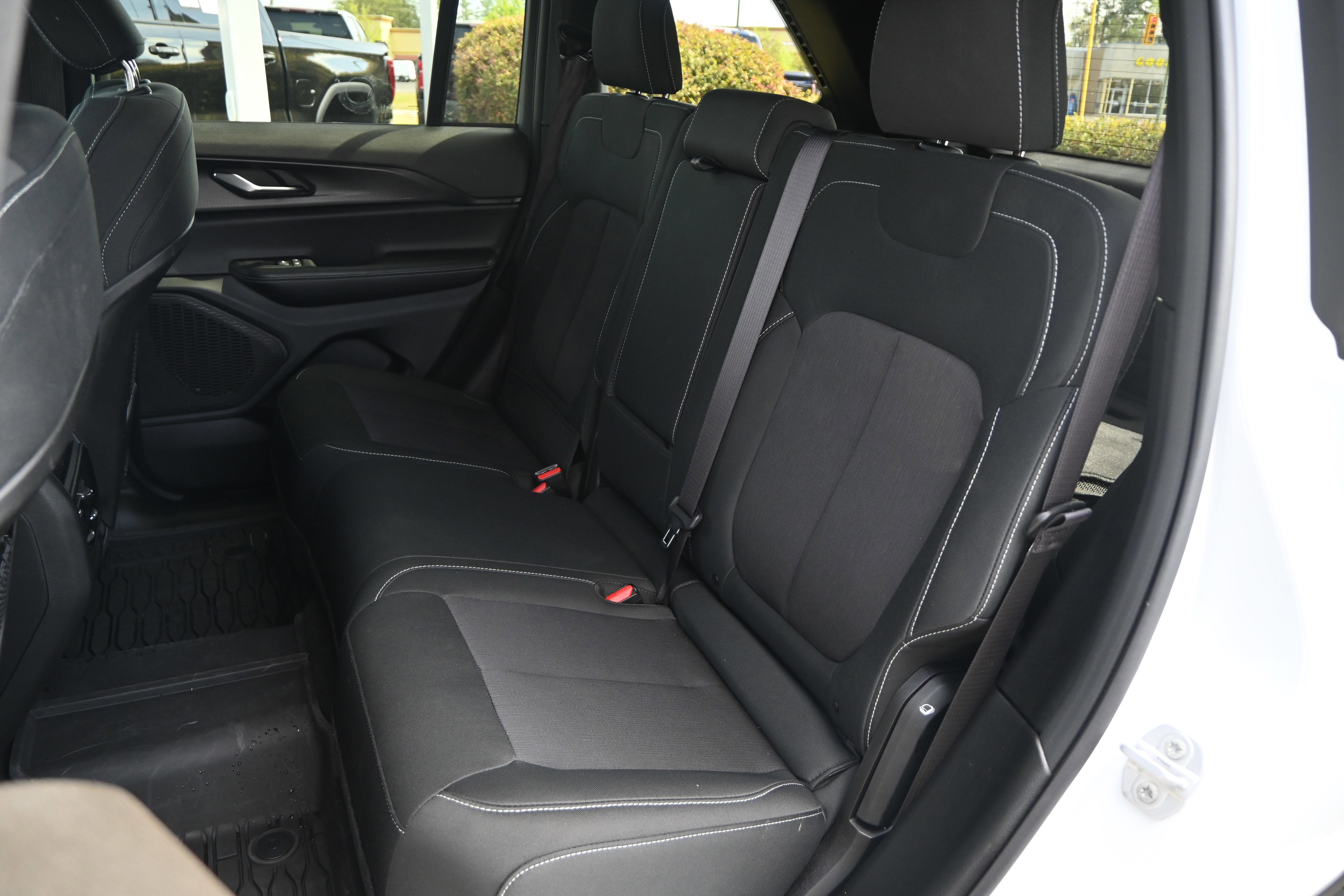 Used 2025 Jeep Grand Cherokee Laredo X image 11