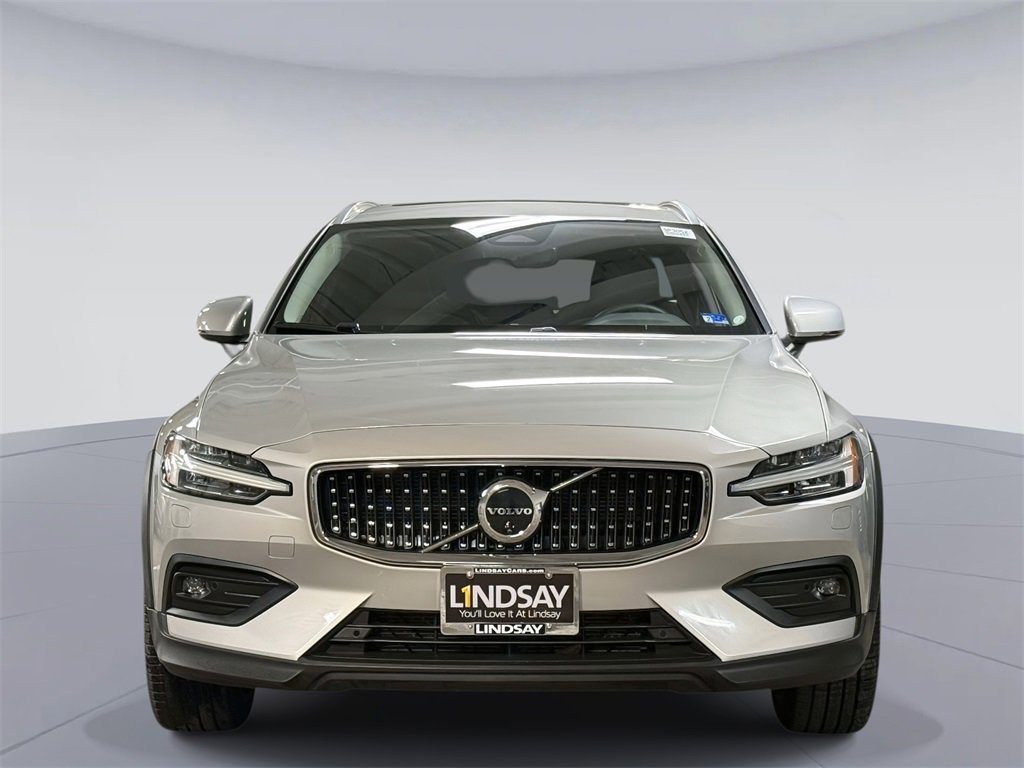 Used 2025 Volvo V60 B5 Cross Country Plus image 8