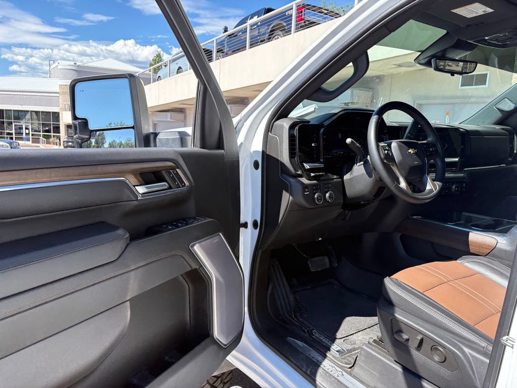 Used 2024 Chevrolet Silverado 2500 High Country w/ High Country Premium Package AWD/4WD image 15