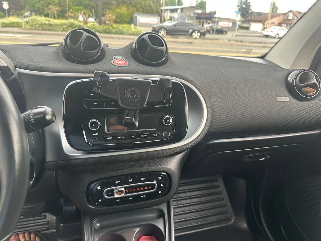 Used 2016 smart fortwo passion RWD image 14