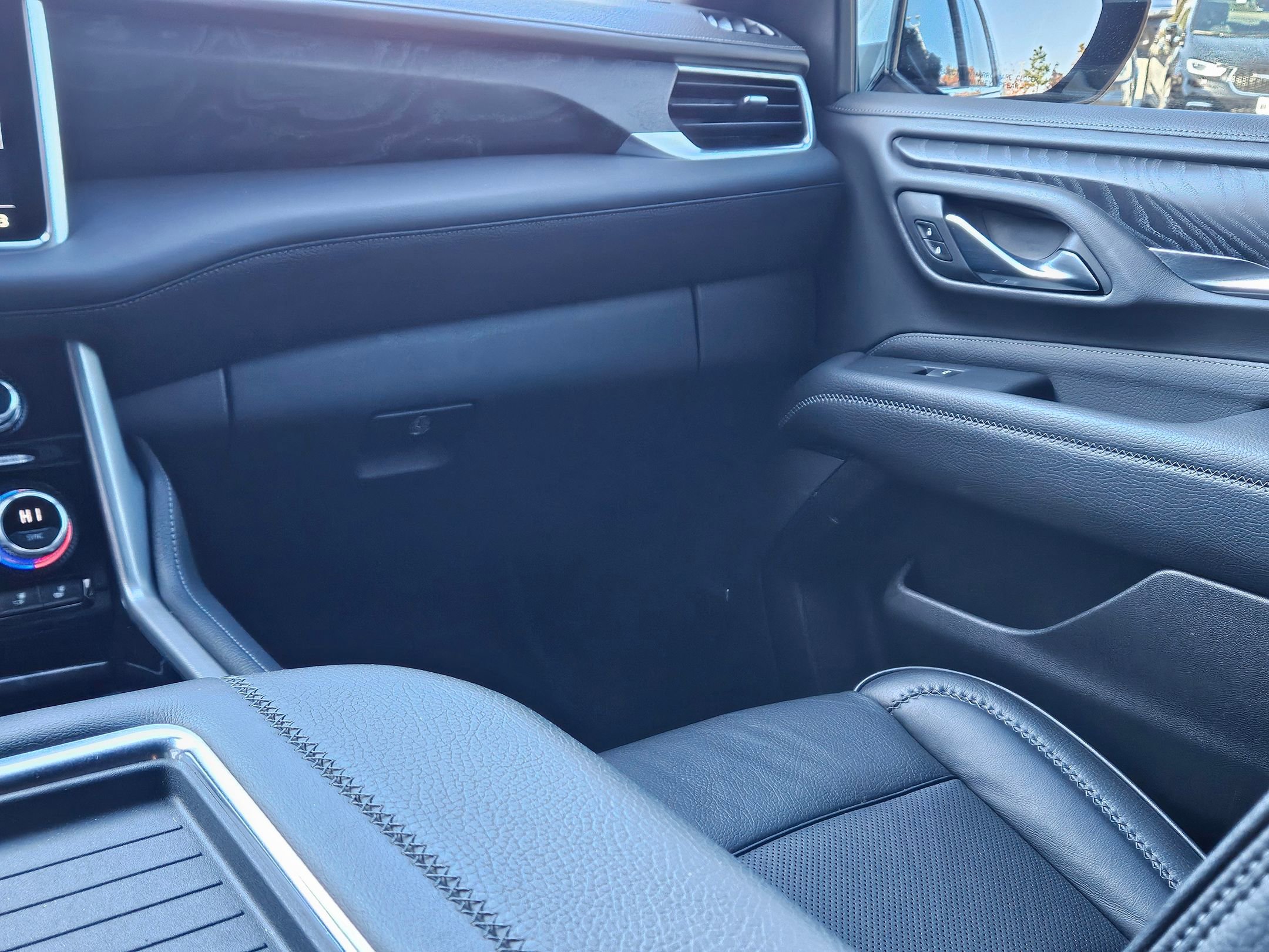 Used 2021 GMC Yukon Denali w/ Denali Premium Package image 11