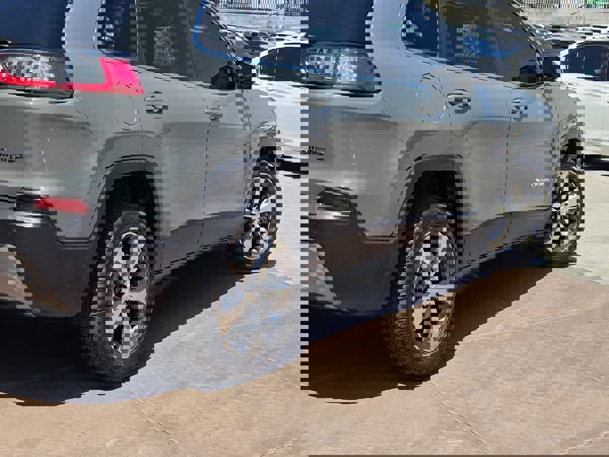 Used 2020 Jeep Cherokee Limited image 13