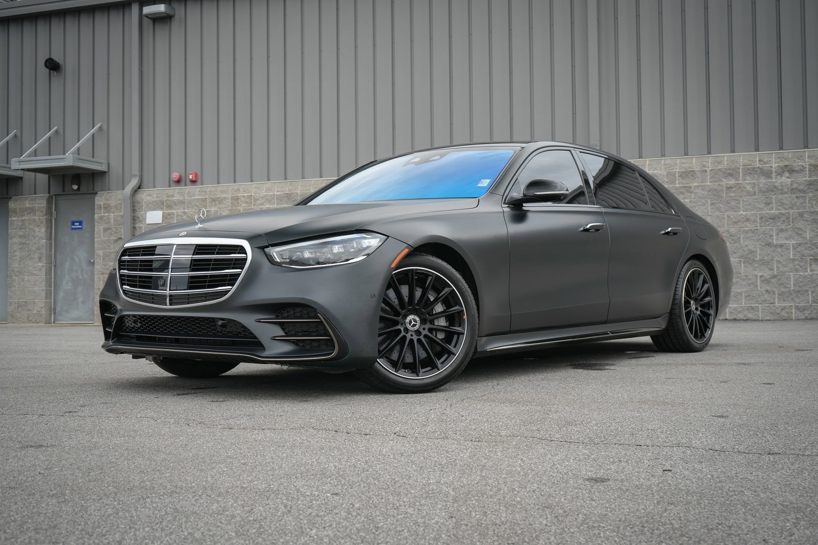 Used 2023 Mercedes-Benz S 580e 4MATIC Sedan w/ AMG Line image 2