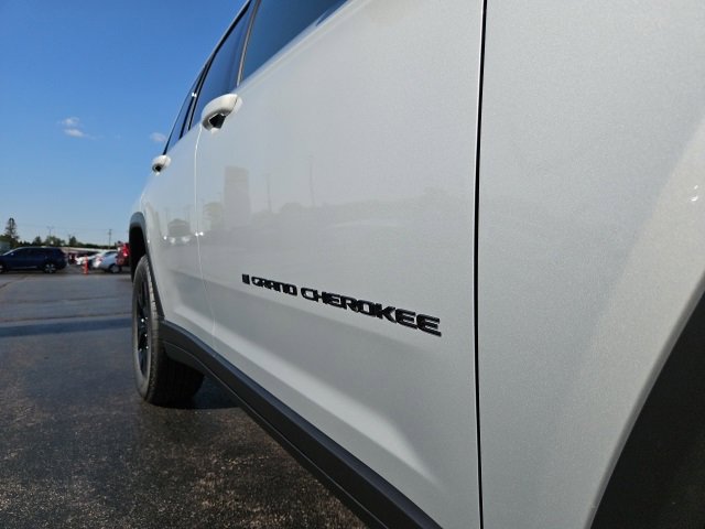 New 2025 Jeep Grand Cherokee Altitude image 15