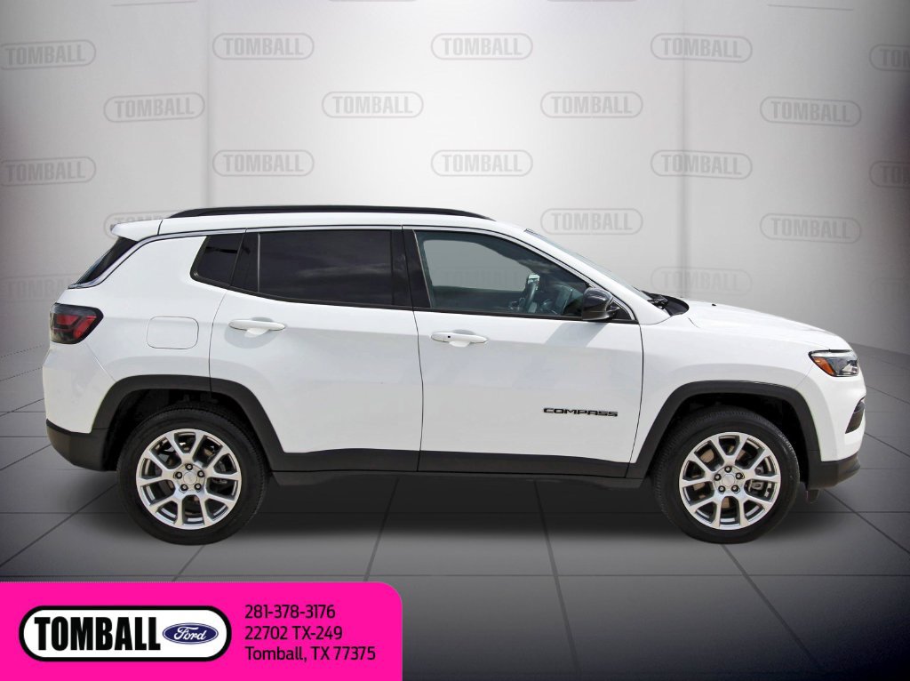 Used 2024 Jeep Compass Latitude w/ Sun and Sound Group AWD/4WD image 9