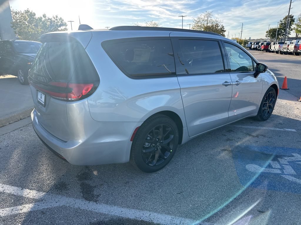 New 2026 Chrysler Pacifica Select FWD image 33