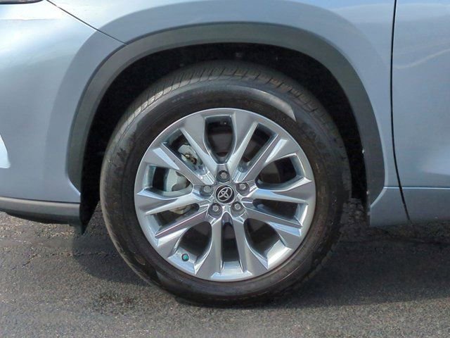 Used 2023 Toyota Highlander Limited FWD image 7