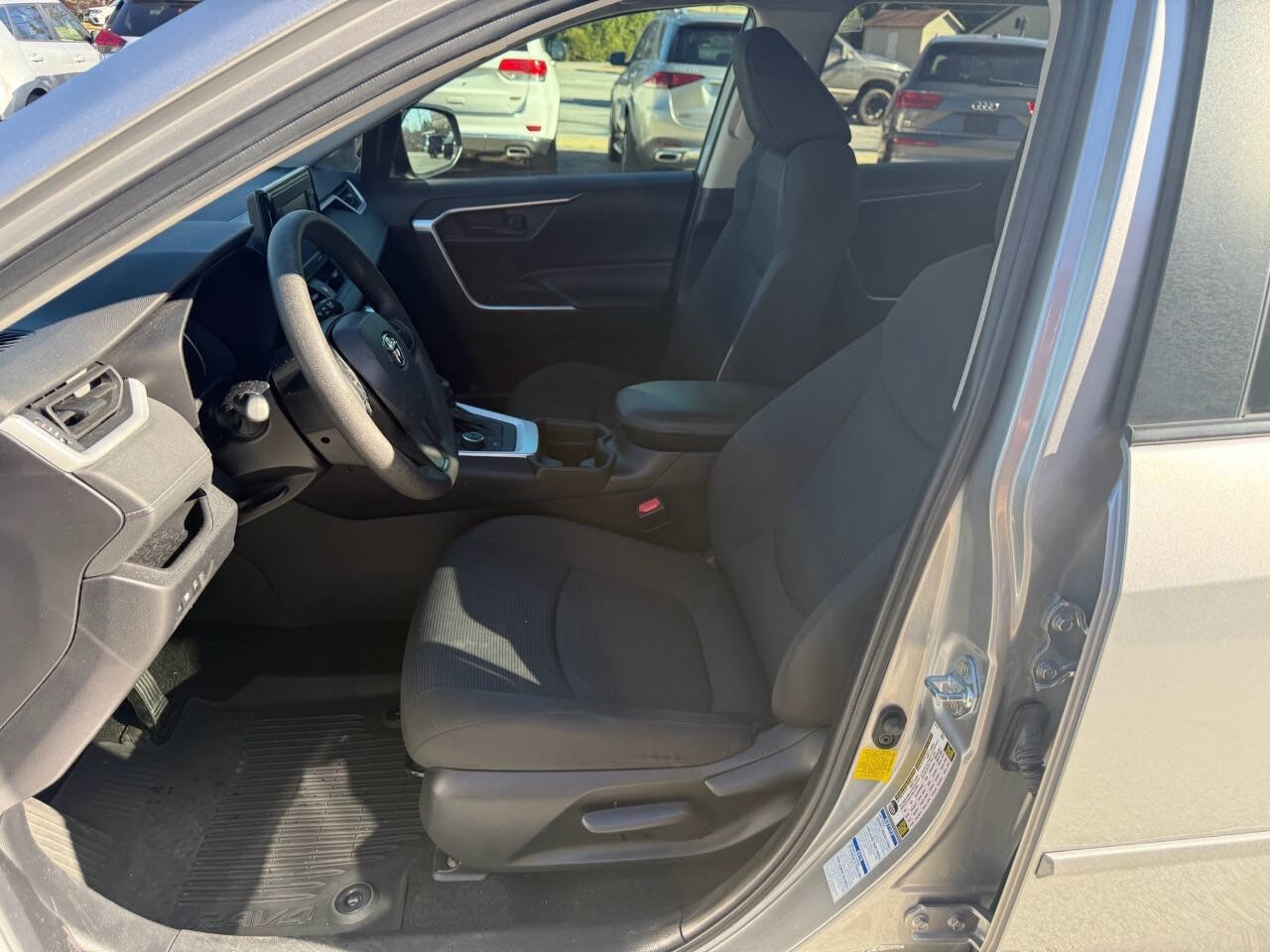 Used 2021 Toyota RAV4 LE image 5