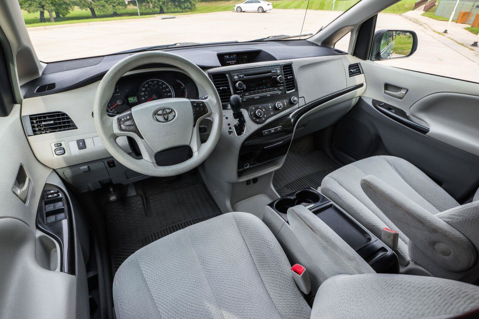 Used 2011 Toyota Sienna LE w/ Towing Pkg FWD image 19