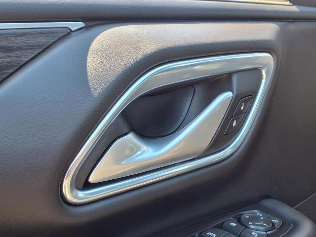 Used 2022 GMC Yukon SLT w/ SLT Premium Package image 16