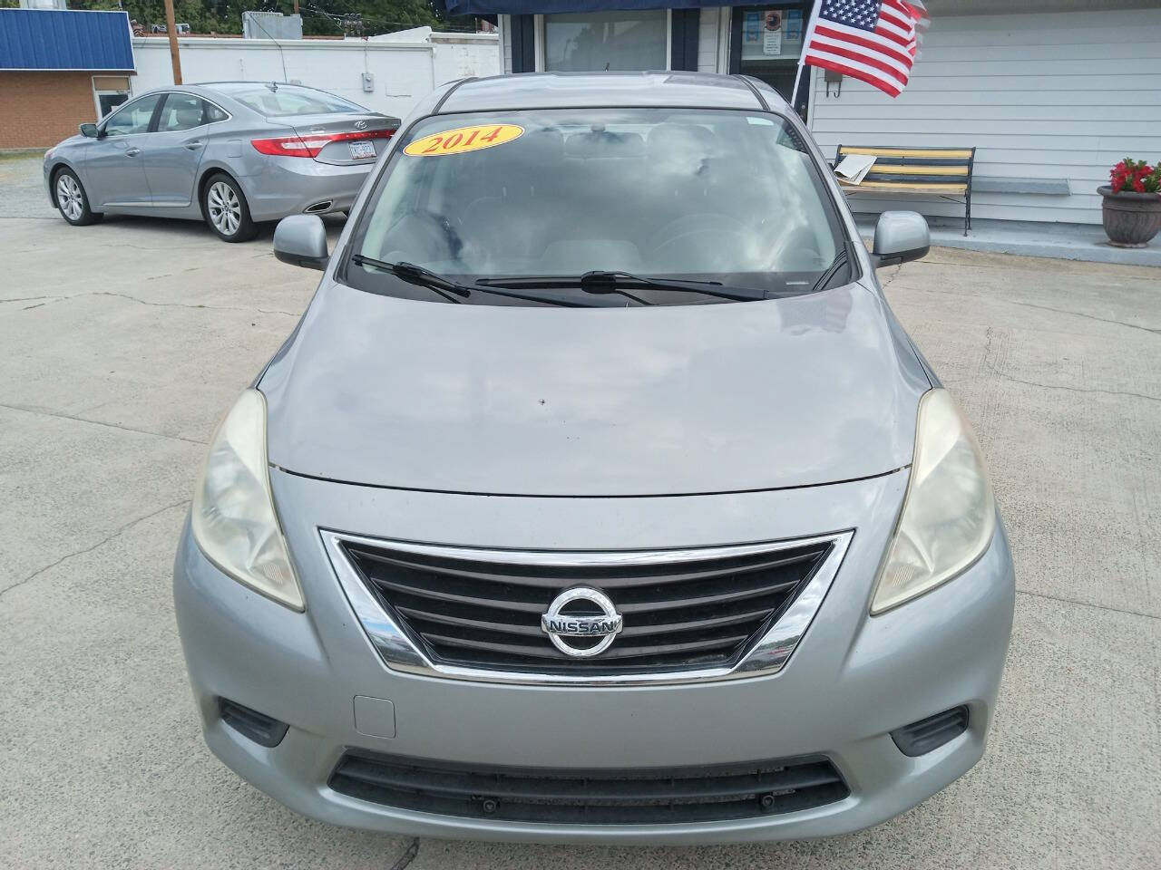 Used 2014 Nissan Versa SV FWD image 2