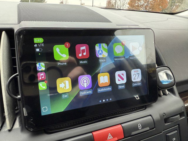 Used 2011 Land Rover LR2 HSE image 26