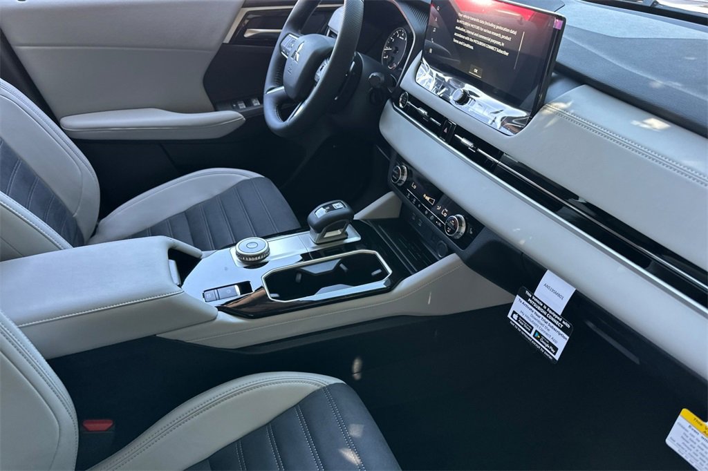 New 2025 Mitsubishi Outlander SE image 16
