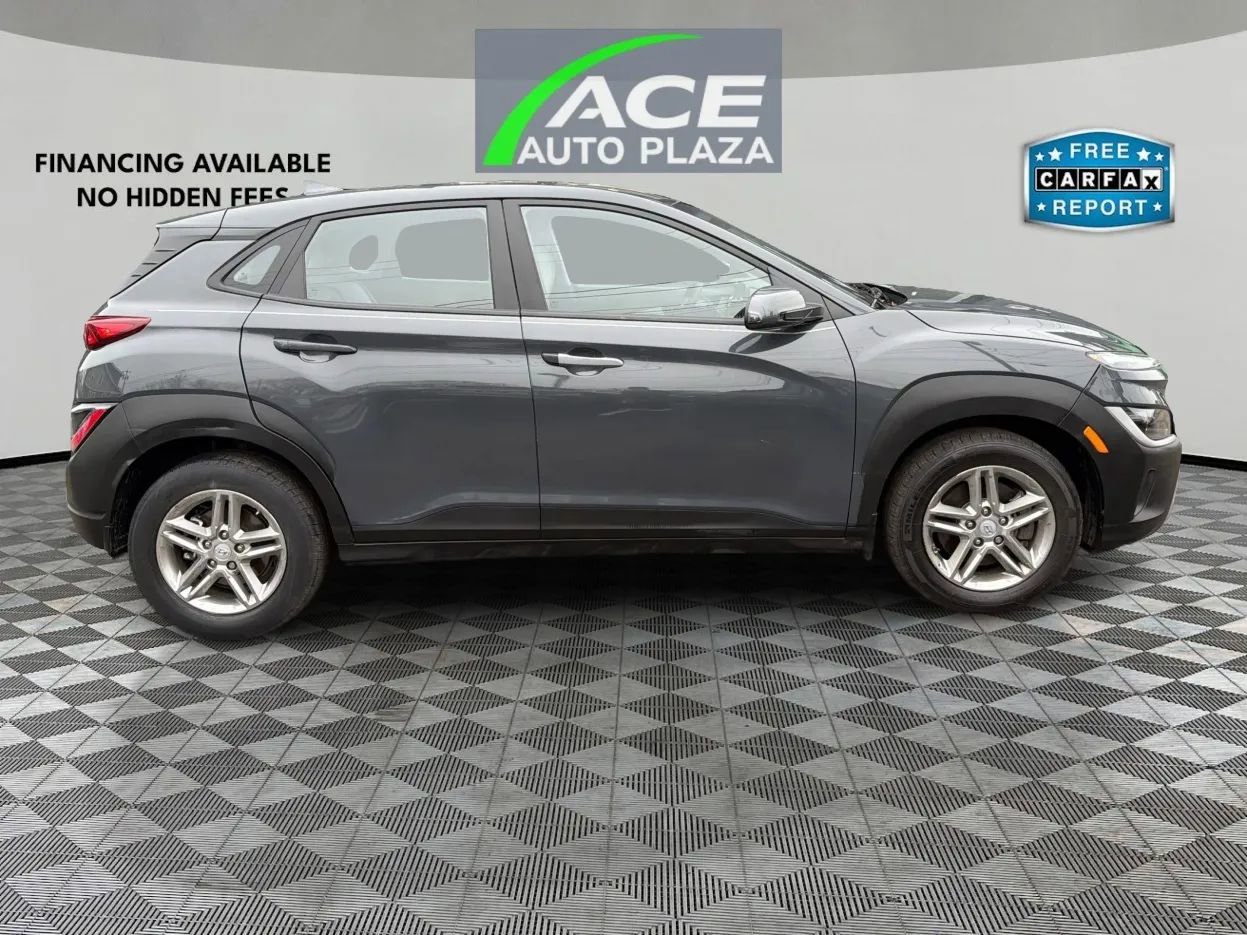 Used 2023 Hyundai Kona SE image 4