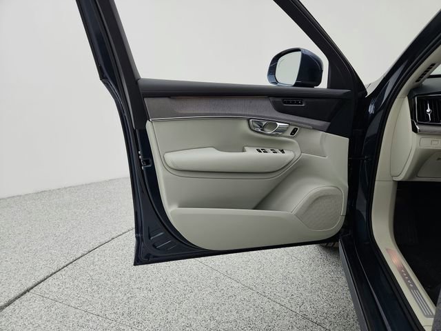 New 2026 Volvo XC90 B6 Ultra w/ Protection Package image 25