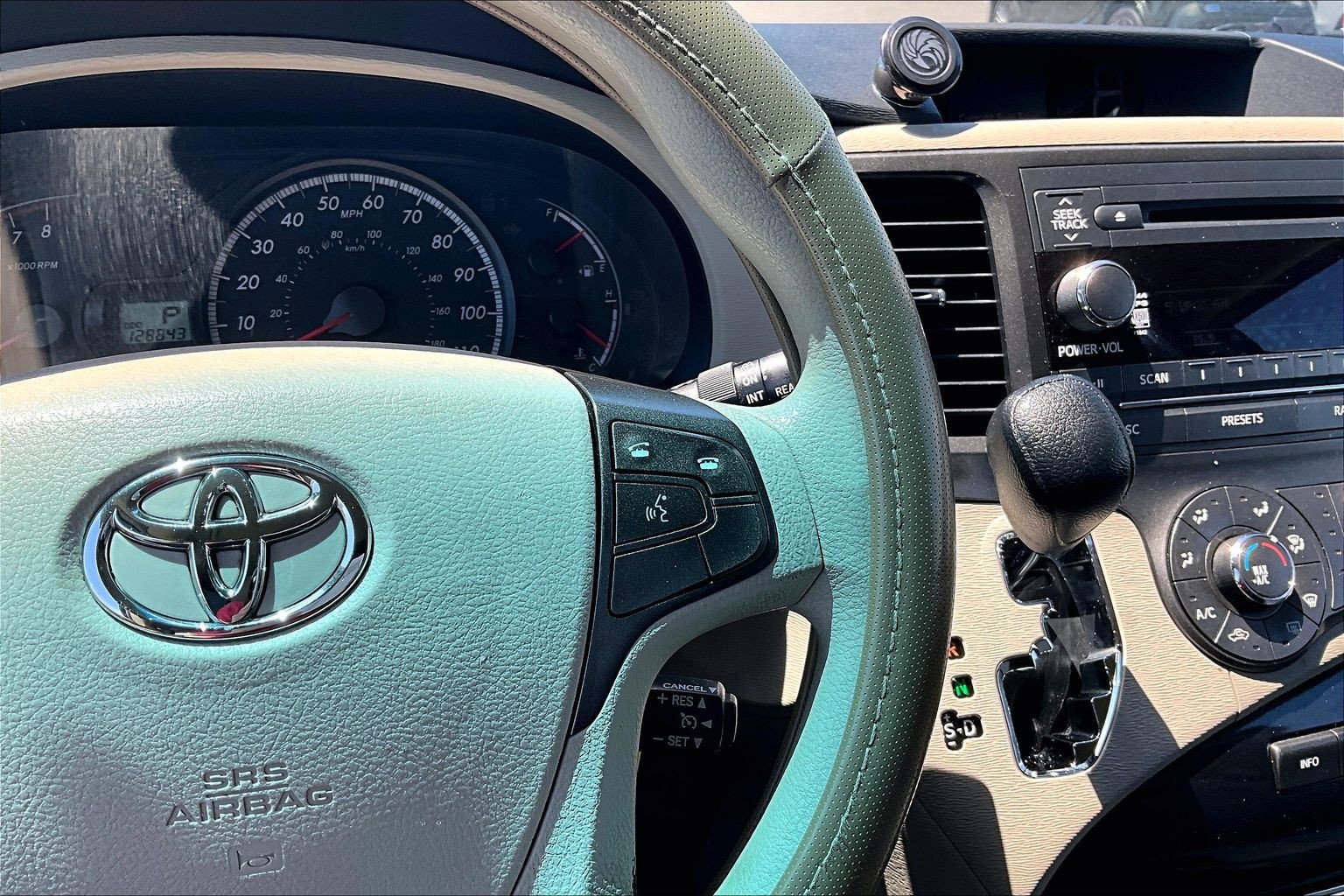 Used 2012 Toyota Sienna LE w/ Towing Pkg AWD/4WD image 19