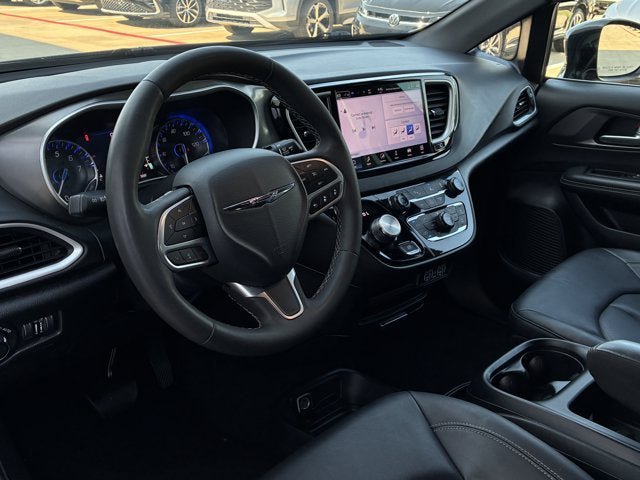 Used 2025 Chrysler Pacifica Select FWD image 11
