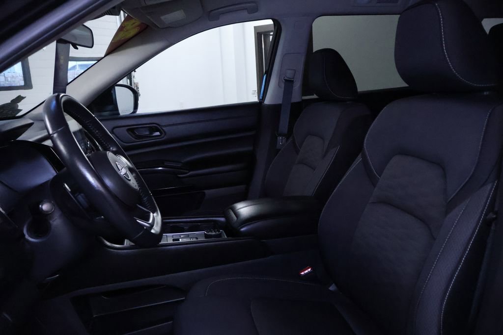 Used 2024 Nissan Pathfinder SV image 12