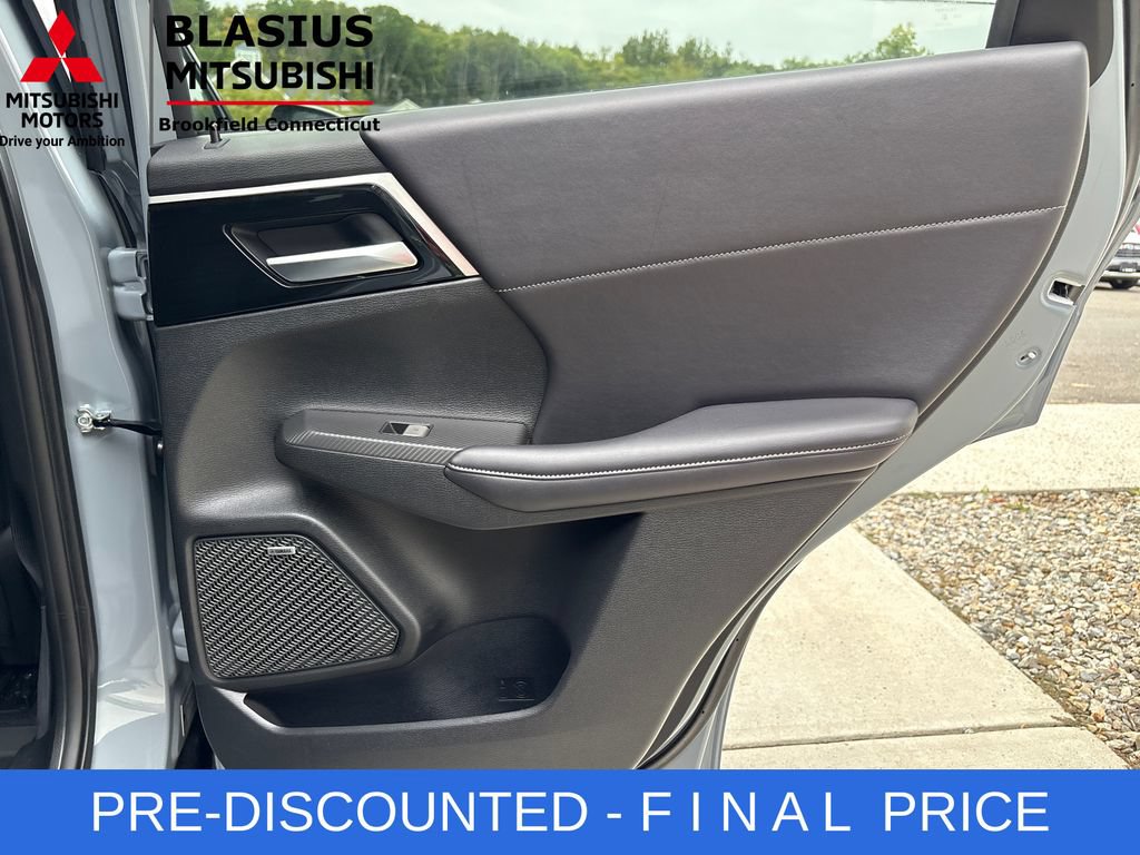 Used 2025 Mitsubishi Outlander AWD image 37