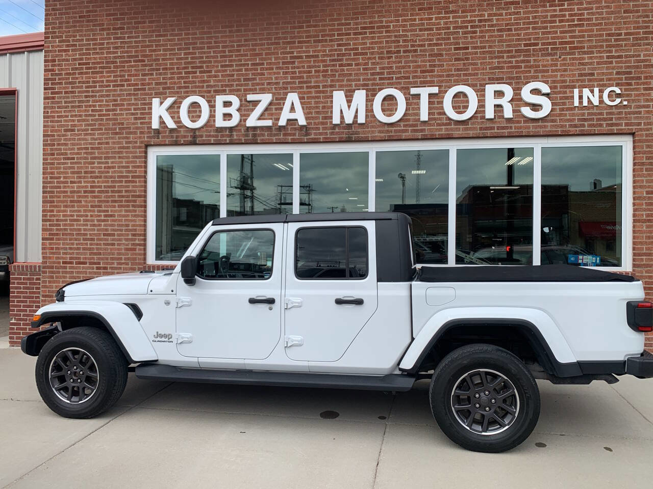 Used 2020 Jeep Gladiator Overland w/ Uconnect 4C Nav & Sound Group image 1