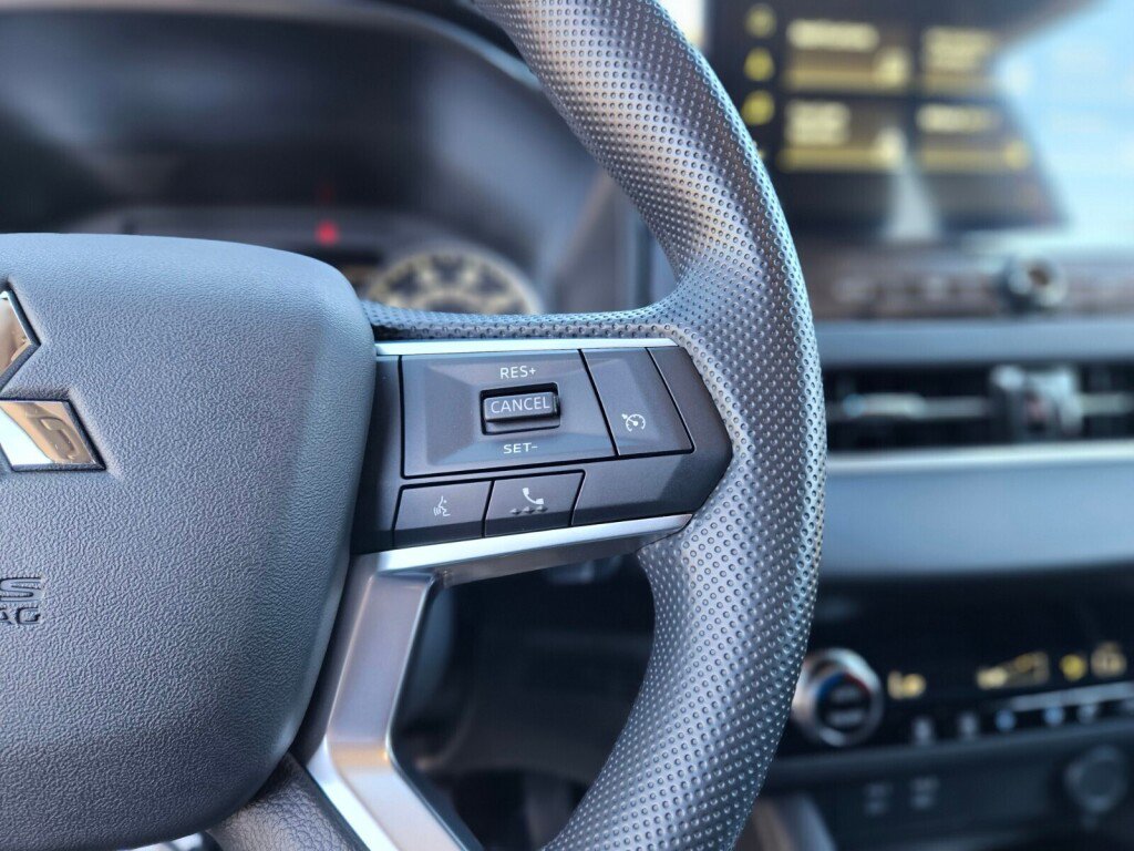 New 2025 Mitsubishi Outlander ES image 27