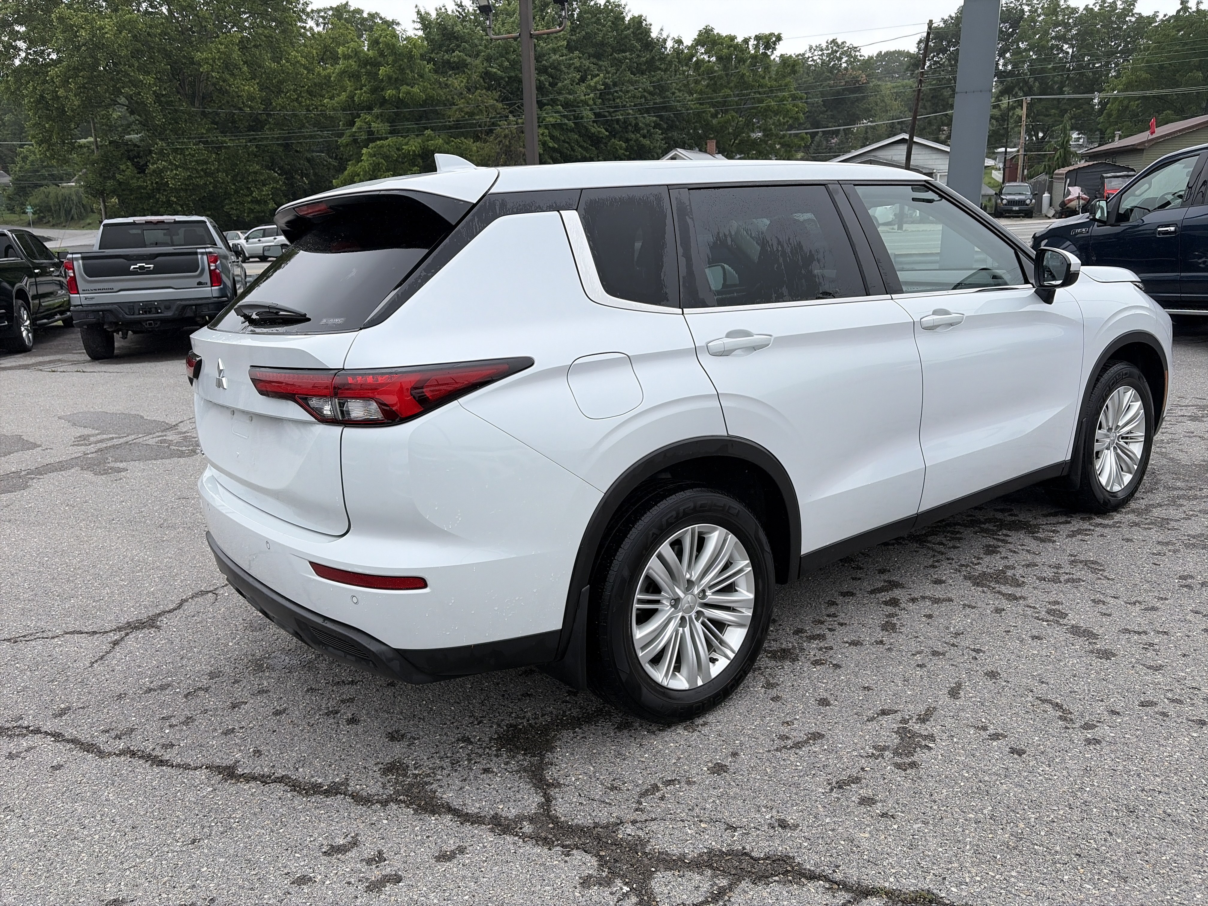 Used 2022 Mitsubishi Outlander ES AWD/4WD image 3
