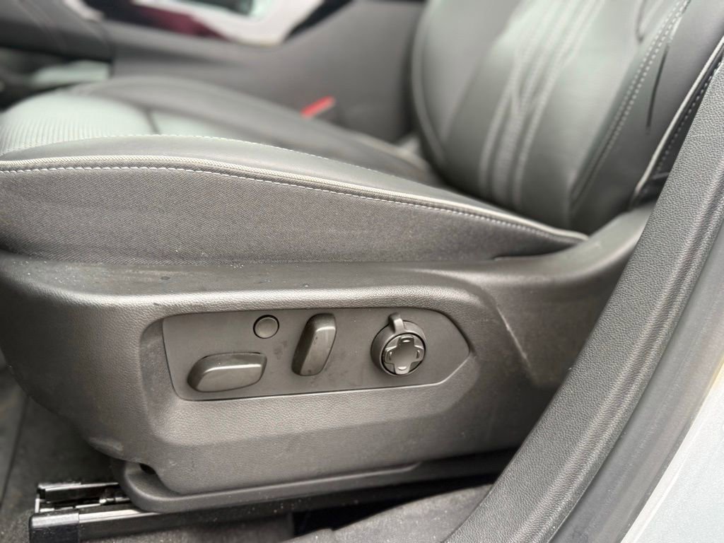Used 2025 Buick Envision Avenir AWD/4WD image 12