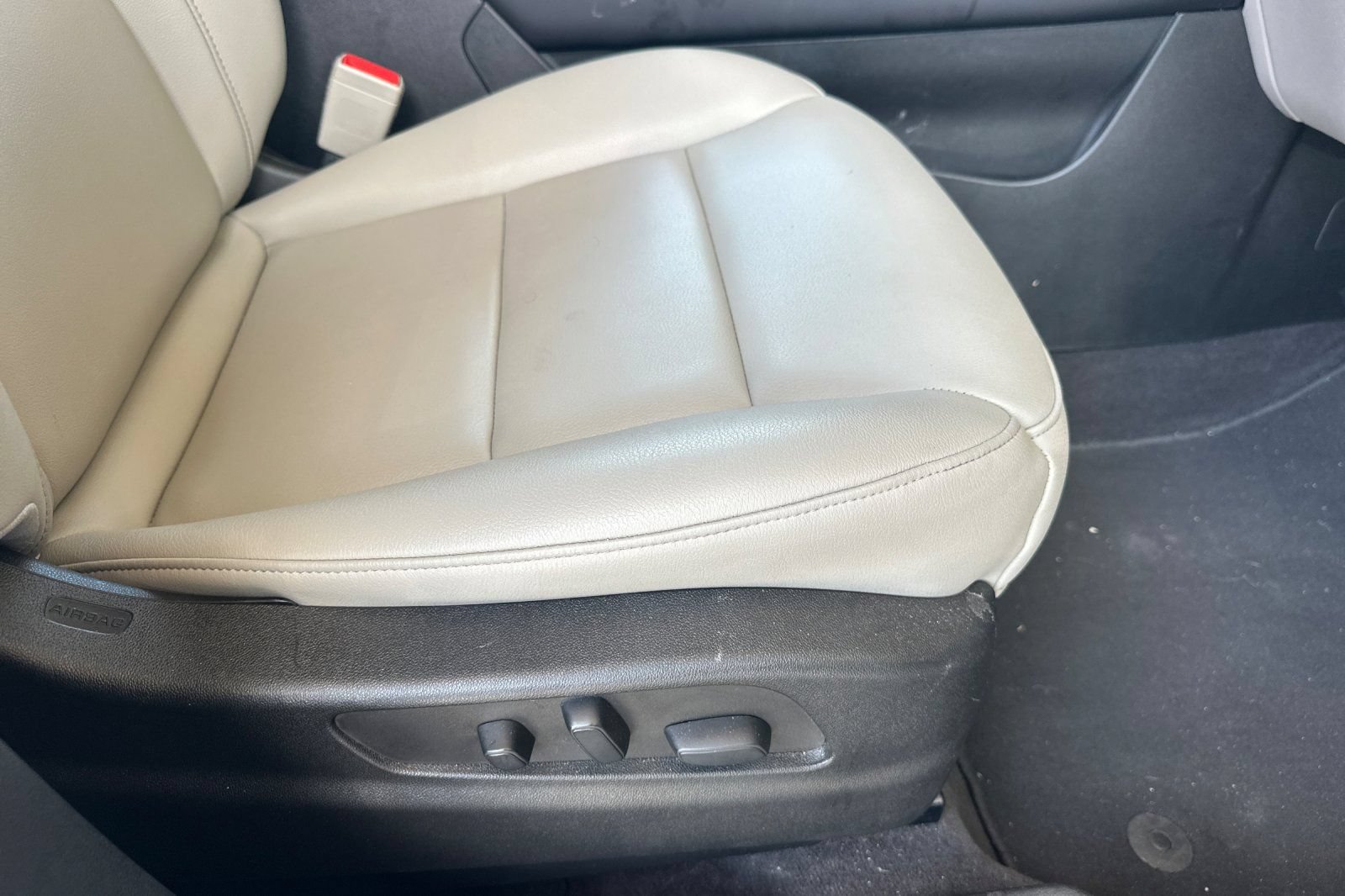 Used 2022 Cadillac XT4 Luxury w/ Cold Weather Package FWD image 23