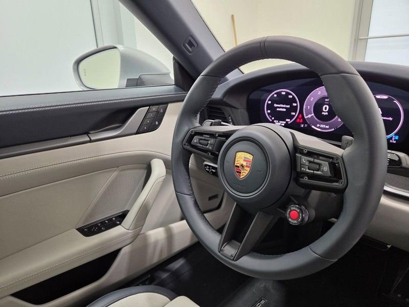 Certified 2025 Porsche 911 Carrera image 17