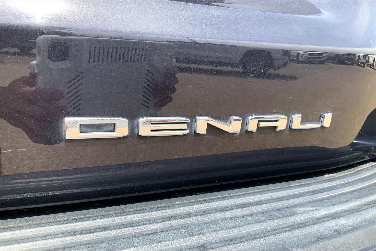 Used 2023 GMC Yukon XL Denali image 9