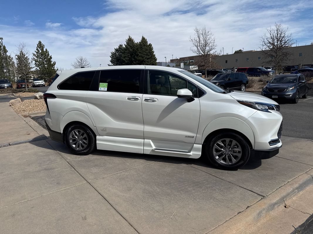 Used 2021 Toyota Sienna XLE AWD/4WD image 11