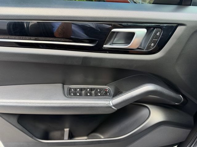 Used 2022 Porsche Cayenne AWD/4WD image 28