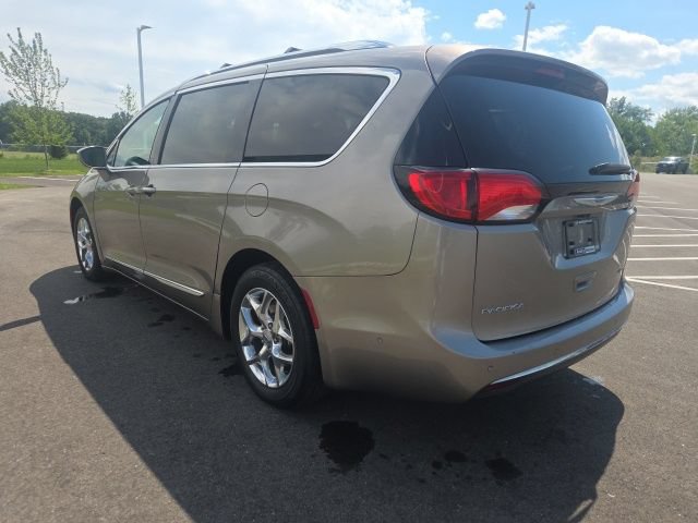 Used 2018 Chrysler Pacifica Limited w/ Advanced Safetytec Group FWD image 10